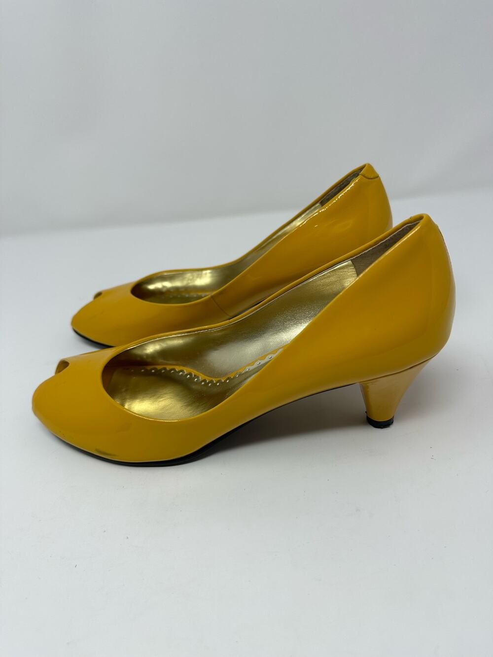 BCBG Paris Y2K Mustard Yellow Genuine Patent Leather Heels Peep Toe Pumps size 7